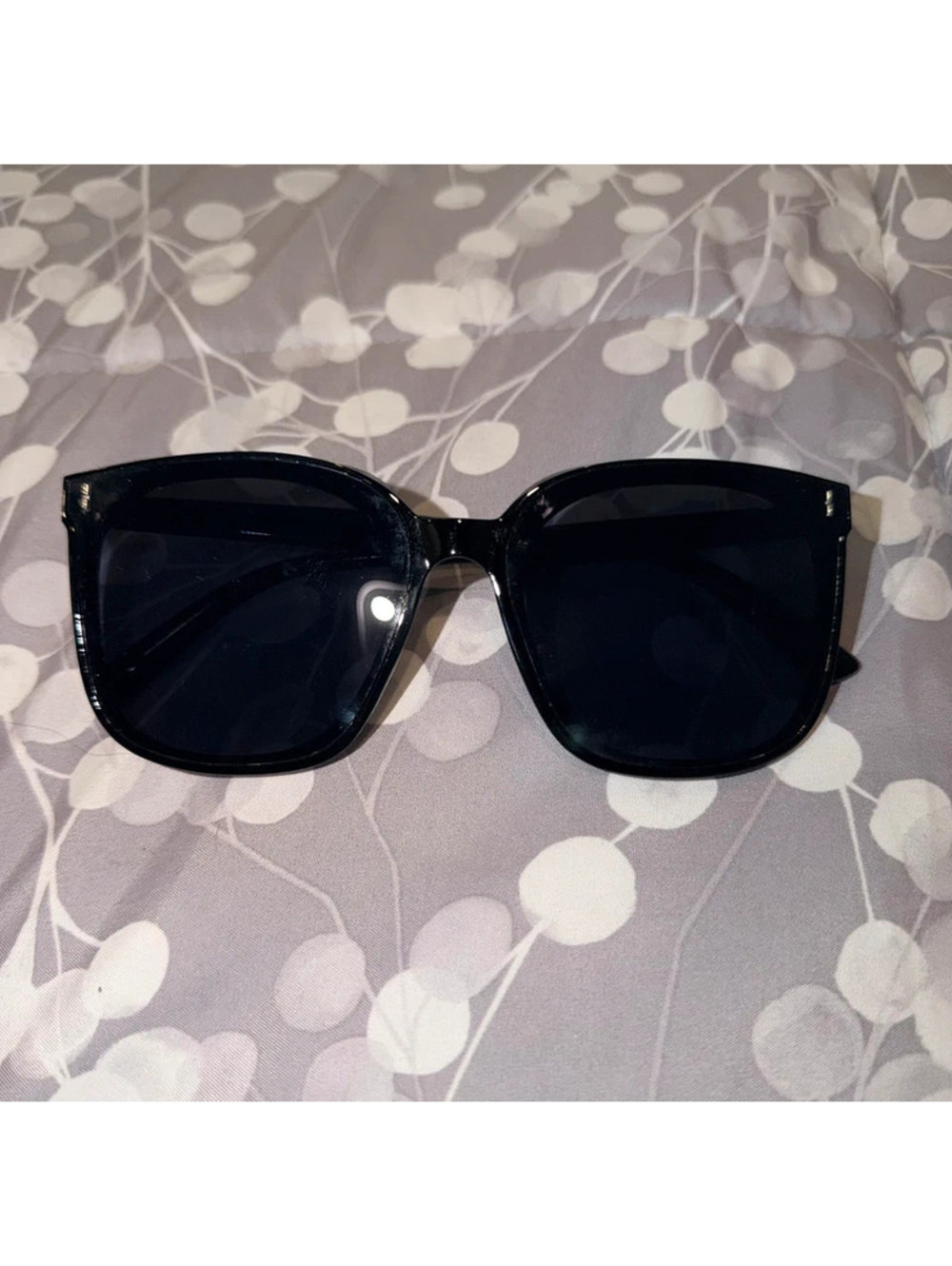 Black square sunglasses